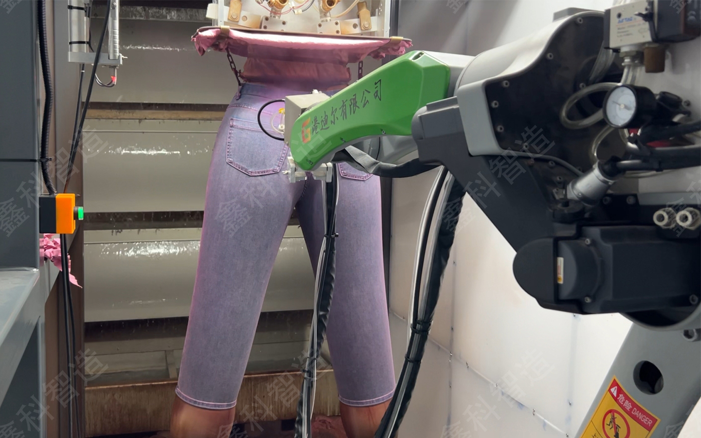 鑫科牛仔裤喷涂工作站 | 赋能企业高效生产新路径